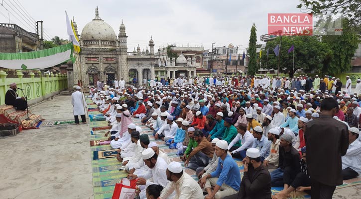 বৃষ্টিকে উপেক্ষা করে আগরতলায় ঈদের নামাজ