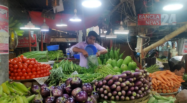বাজারে দাম বেড়েছে সবজি-মুরগির
