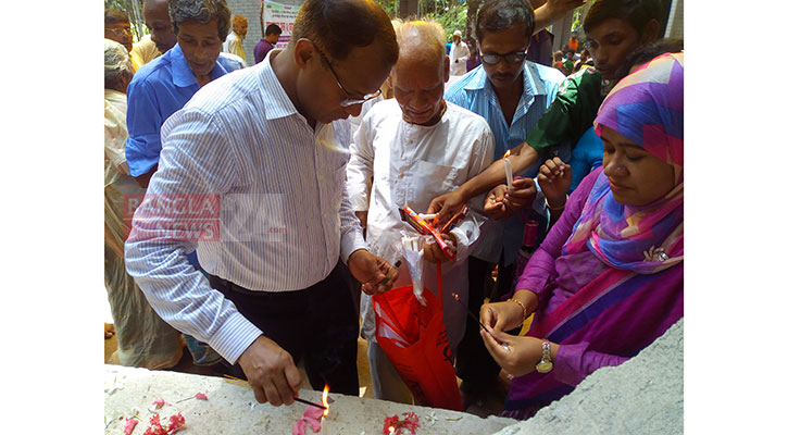 কাঠিপাড়া বধ্যভূমিতে মোমবাতি জ্বালিয়ে গণহত্যা দিবস পালন