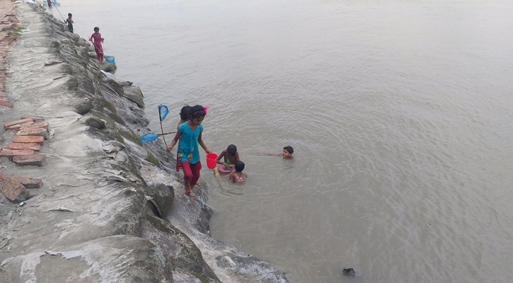 পানির সঙ্গেই উপকূলের শিশুদের বেড়ে ওঠা 