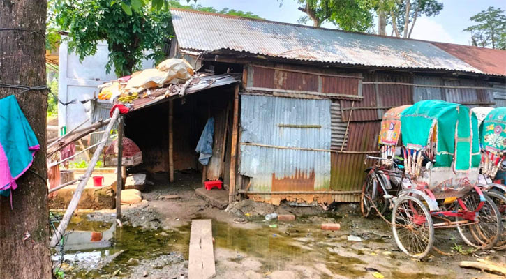 সুনামগঞ্জে বন্যার পানি নামলেও দুর্ভোগ চরমে 