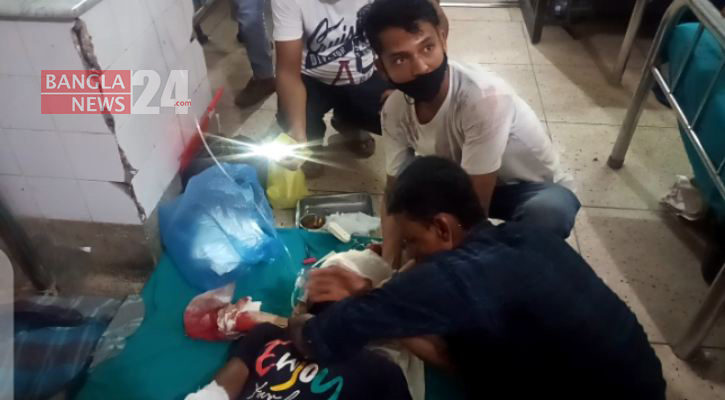 ঢামেকে সার্জারি ওয়ার্ডে রোগীকে সেলাই দিলেন ঝাড়ুদার