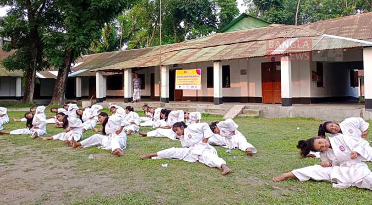 আত্মরক্ষায় কারাতে শিখছে নীলফামারীর কিশোরীরা