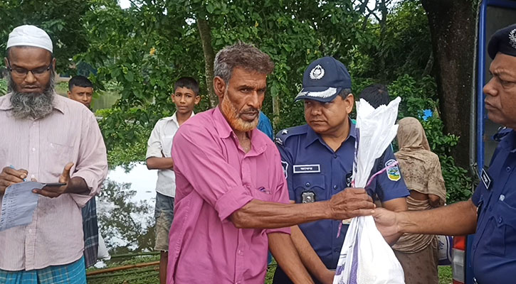 নেত্রকোনায় বন্যার্তদের কাছে বসুন্ধরার খাদ্য পৌঁছে দিচ্ছে পুলিশ