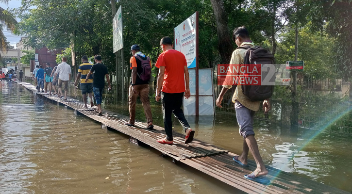 বন্যার দুর্ভোগ লাঘবে হাসপাতালের সম্মুখে ভাসমান সেতু 