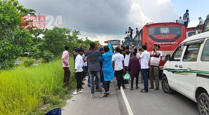 হেঁটে পদ্মা সেতুর দিকে হাজারো মানুষ