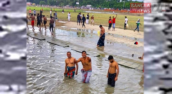 জনসভায় আসা তরুণ-যুবকদের পদ্মায় ‘জলকেলি’