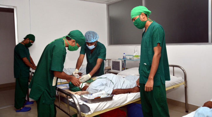 বসুন্ধরা আই হসপিটালে বিনামূল্যে ৩৫ রোগীর অপারেশন