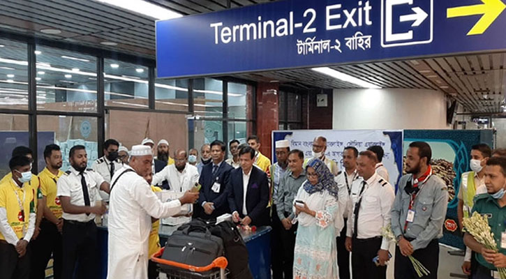 ৪১৬ হাজি নিয়ে ঢাকায় ফিরল বিমানের প্রথম ফ্লাইট