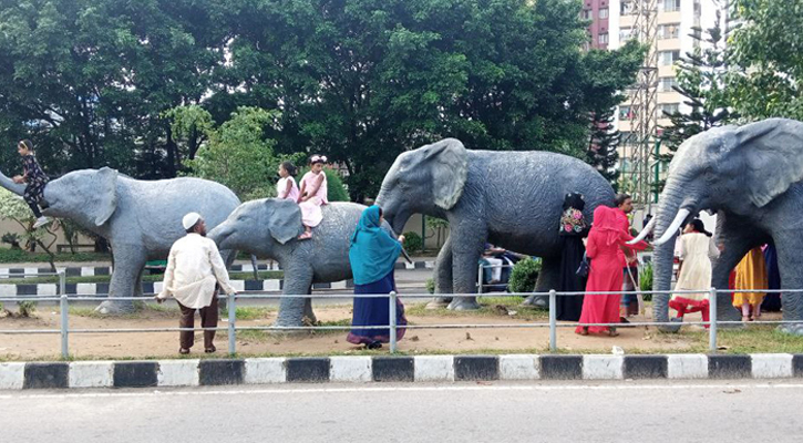 হাতিরঝিলে এখনও ঈদের আমেজ