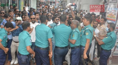 পুলিশের সঙ্গে ছাত্রদলের নেতাকর্মীদের ধাক্কাধাক্কি, মিছিল পণ্ড
