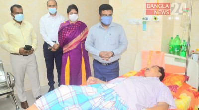 অসুস্থ আ.লীগ নেতার শয্যা পাশে রাজশাহী জেলা প্রশাসক