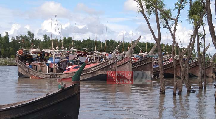 সমুদ্রযাত্রার জন্য প্রস্তুত হচ্ছেন উপকূলের জেলেরা