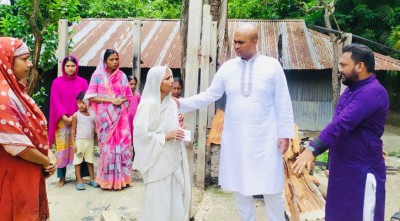 মিরসরাইয়ে অগ্নিকাণ্ডে ক্ষতিগ্রস্ত পরিবারের পাশে যুবলীগ নেতা এলিট