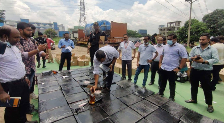 র‌্যাবের অভিযানে বিপুল পরিমাণ বিদেশি মদসহ আটক ২