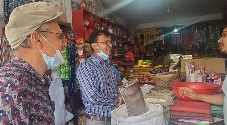 উল্লাপাড়ায় বেশি দামে তেল বিক্রি, ব্যবসায়ীর জরিমানা