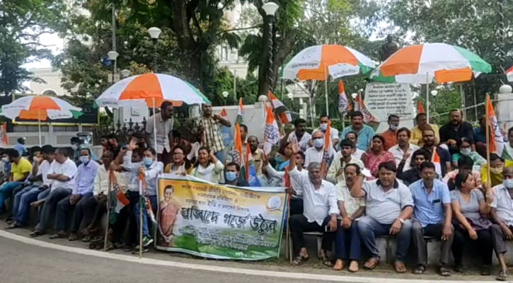 আগরতলার গান্ধী মূর্তির পাদদেশে কংগ্রেসের গণঅবস্থান 