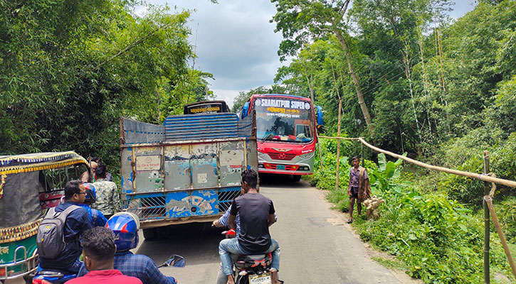 পদ্মা সেতু পার হলেই সরু সড়ক, যানজটে নাকাল শরীয়তপুরবাসী