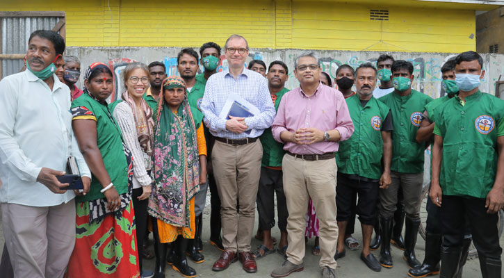 নারায়ণগঞ্জে প্লাস্টিক বর্জ্য ব্যবস্থাপনা প্রকল্প পরিদর্শনে ব্রিটিশ হাইকমিশনার