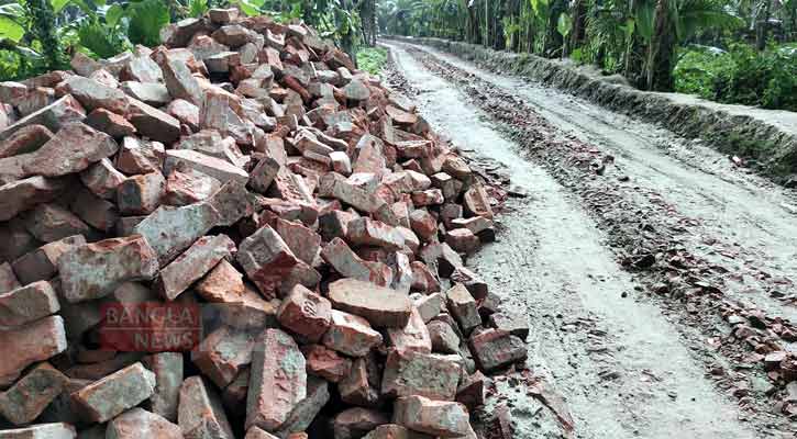 নাজিরপুরে সড়ক নির্মাণে ব্যবহার হচ্ছে ভবনের পুরোনো ইট