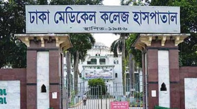 ঢাকা মেডিক্যালে কর্ম-বিরতিতে ইন্টার্ন চিকিৎসকরা
