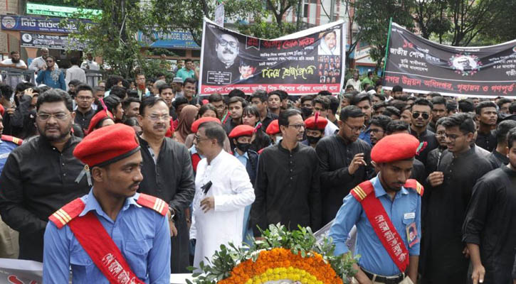 বঙ্গবন্ধুর প্রতিকৃতিতে শ্রদ্ধা জানাতে মানুষের ঢল 