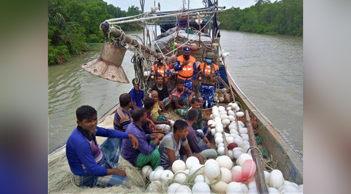 সাগরে বিকল ট্রলার, ‘৯৯৯’ এর কল পেয়ে ১৩ জেলেকে উদ্ধার