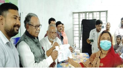 দেবহাটায় দেশে প্রথম কমিউনিটি পর্যায়ে হেলথ রেফারেল কার্ড বিতরণ