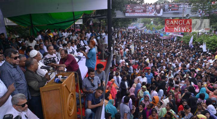 দেশজুড়ে সিরিজ বোমা হামলার প্রতিবাদে আওয়ামী লীগের বিক্ষোভ 