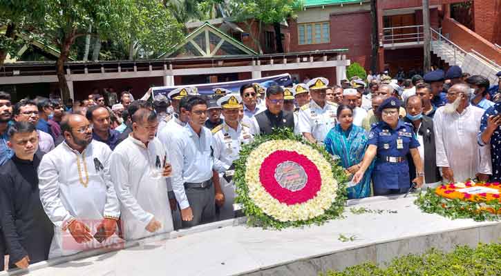 টু‌ঙ্গিপাড়ায় বঙ্গবন্ধুর সমা‌ধি‌তে নৌপ‌রিবহন প্রতিমন্ত্রীর শ্রদ্ধা  