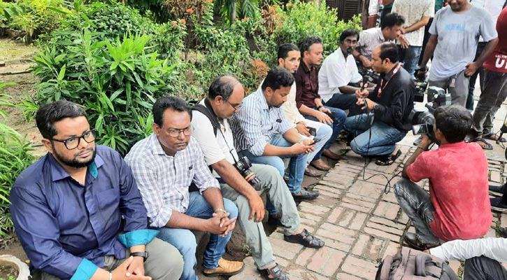 সাংবাদিকের ওপর হামলা, শাস্তির দাবিতে অবস্থান কর্মসূচি