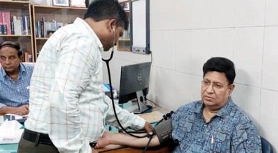 বিএসএমএমইউ হাসপাতালে চিকিৎসা নিলেন ড. মোমেন