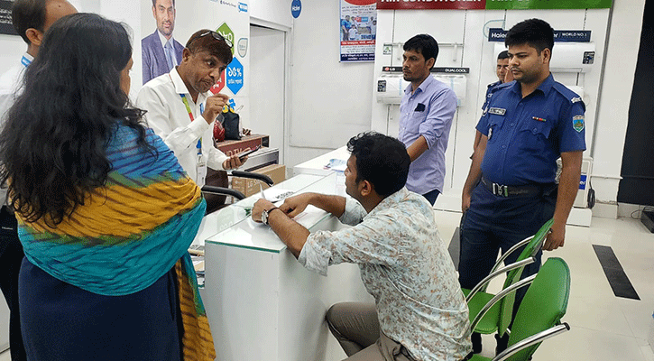 বন্ধ ডায়াগনস্টিক সেন্টার, সিলগালা 
করতে গেলে ভেসে আসে রোগীর চিৎকারের শব্দ