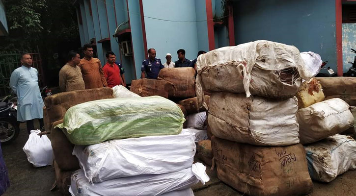 সিলেটে বালুভর্তি ট্রাকে পাচার হচ্ছিল ভারতীয় কসমেটিকসের চালান