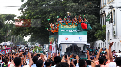ছাদখোলা বাসে সাফজয়ী মেয়েদের শোভাযাত্রা