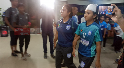 হাসপাতালে চিকিৎসা নিয়ে বাফুফে ভবনে ঋতুপর্ণা