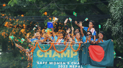 ছাদখোলা বাসে শোভাযাত্রা, পথে পথে আনন্দ-উল্লাস