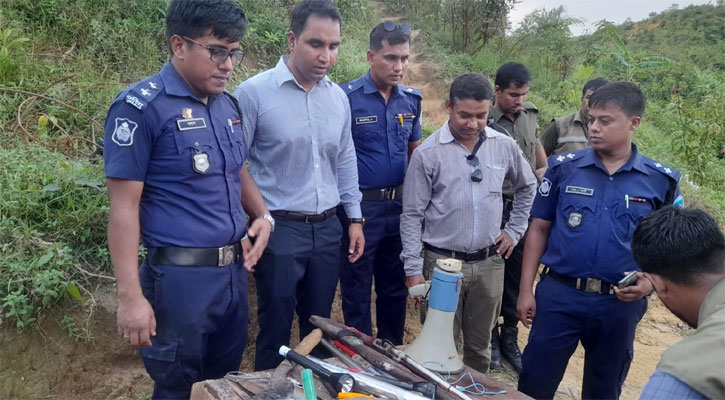 অস্ত্র মিলল উখিয়ায় অবৈধ বালু উত্তলনের আস্তানায় 