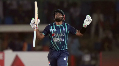 দারুণ সেঞ্চুরিতে ইনজামামকে ছাড়িয়ে গেলেন বাবর