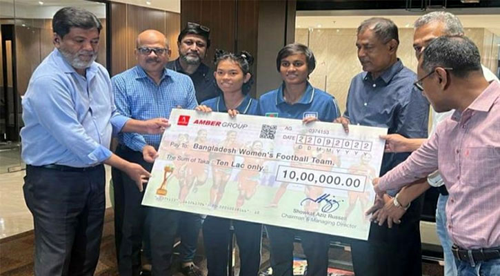 নারী ফুটবলারদের হাতে প্রথম পুরস্কার তুলে দিল আম্বার গ্রুপ