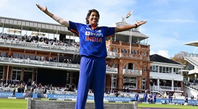 ক্রিকেটকে বিদায় বললেন ঝুলন