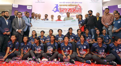 নারী ফুটবলারদের বীরোচিত সংবর্ধনা দিল রূপায়ণ