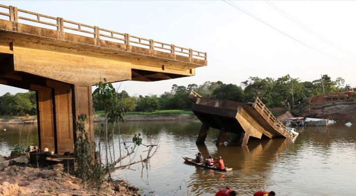 গাড়ি নিয়েই ধসে পড়ল ব্রিজ, হতাহত ১৭