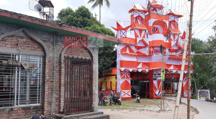 ৪২ বছর ধরে একই মাঠে মসজিদে চলে নামাজ, মন্দিরে পূজা
 