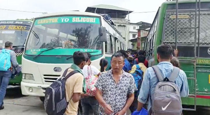 পাহাড় ধসে বিপর্যস্ত সিকিম, না ঘুরেই শিলিগুড়ি ফিরতে হচ্ছে বাংলাদেশিদের