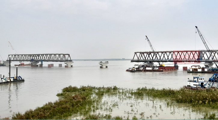 বসেছে দুইটি স্প্যান, দৃশ্যমান হচ্ছে বঙ্গবন্ধু রেল সেতু