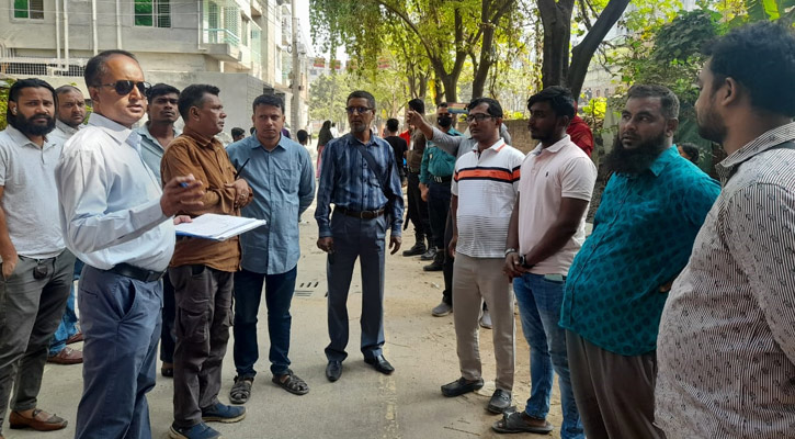 ফুটপাতে রাখা নির্মাণ সামগ্রী বেচে দিল ডিএনসিসি!