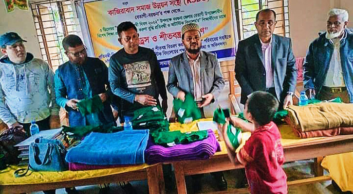 বরগুনায় প্রতিবন্ধী শিক্ষার্থীরা পেল শীতবস্ত্র