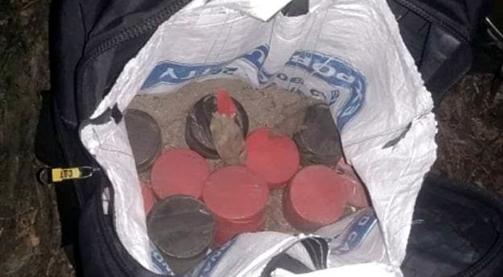 খুলনায় ১০ ককটেল উদ্ধার, আটক ৩