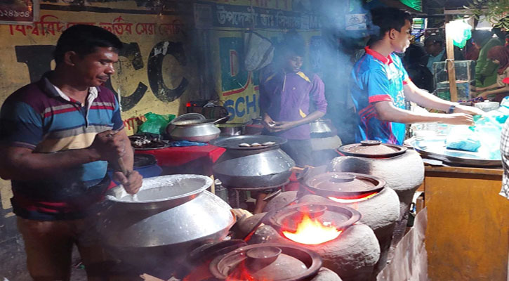 খুলনায় শীতের পিঠা বিক্রির ধুম